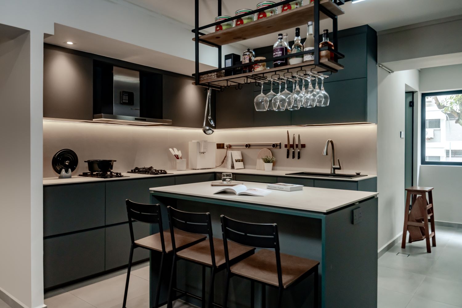 5-room HDB resale, HDB interior design at 404 Serangoon Avenue 1, Modern kitchen
