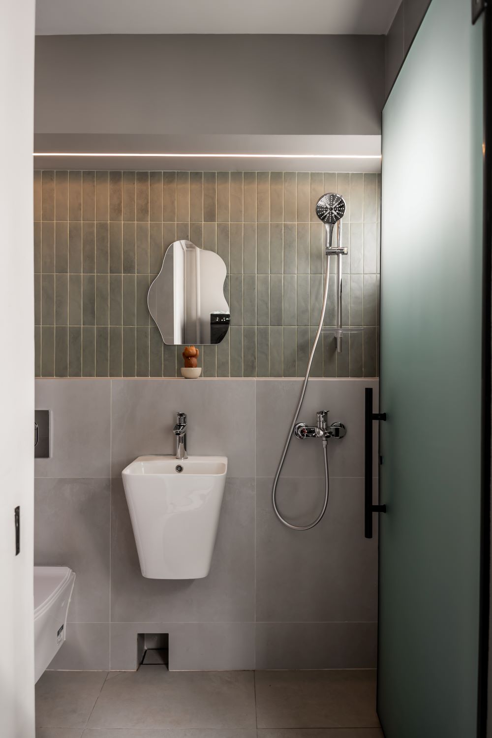 Compact bathroom HDB interior design at 404 Serangoon Ave 1, 5-room resale_2