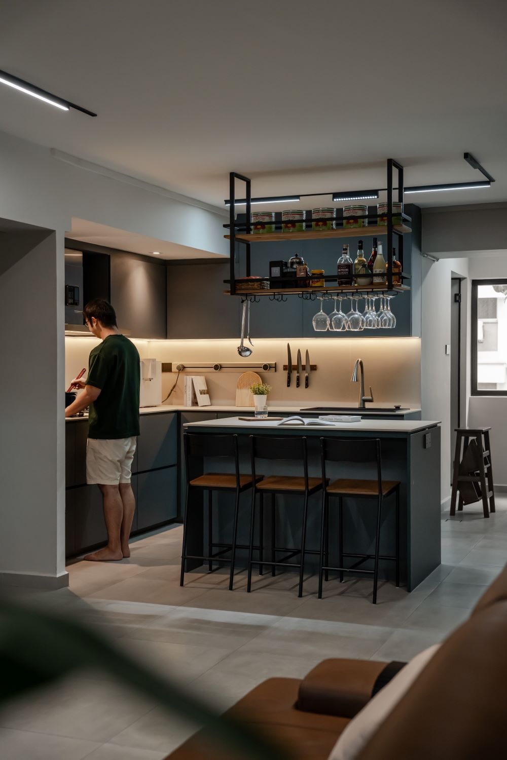Modern kitchen HDB interior design, 404 Serangoon Ave 1, 5-room resale_3